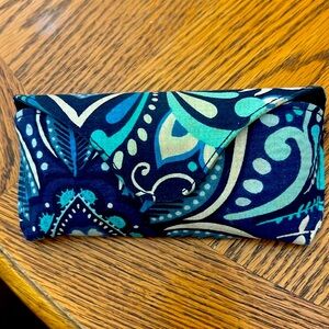 Magnetic closure eyeglass case